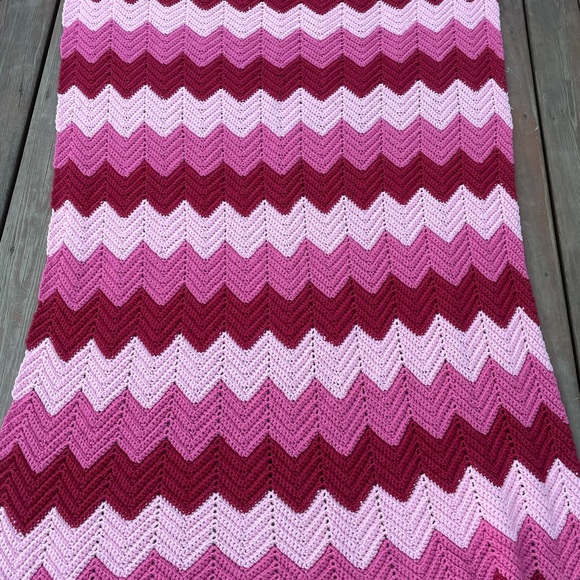 Vintage Handmade Afghan Adorable shades of Pink 🌺 - Picture 5 of 16